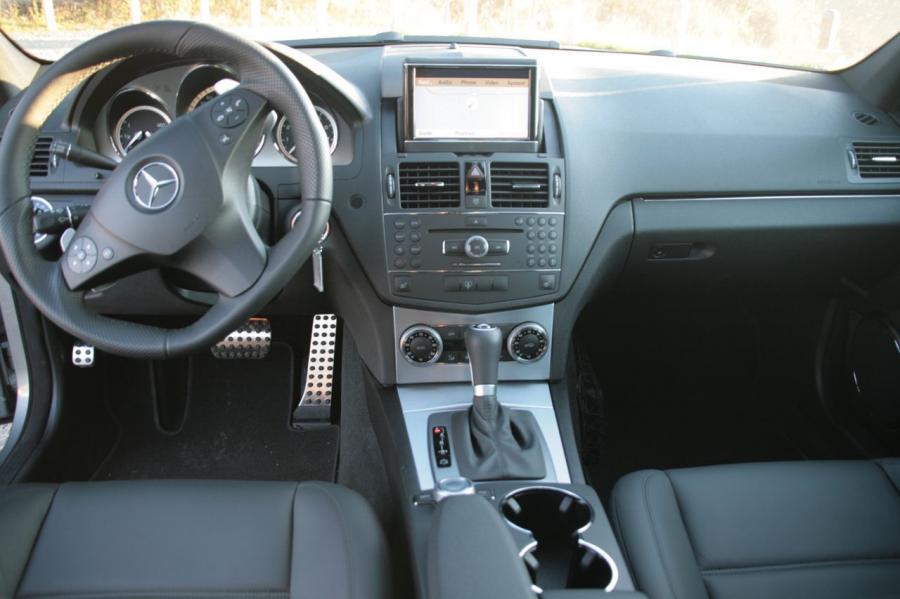  Mercedes-Benz C63 AMG 2009 года  (фото 18 из 32)